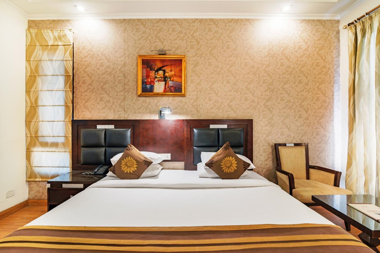 Royal Residence Mg Road Γκουργκάον Εξωτερικό φωτογραφία